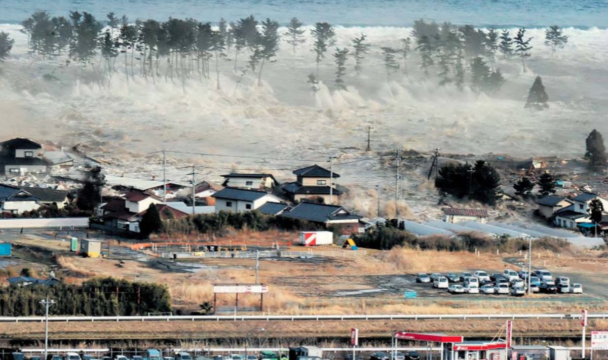 Esimesena tabas kümne meetri kõrgune tsunami Miyagi prefektuuri rannikut.