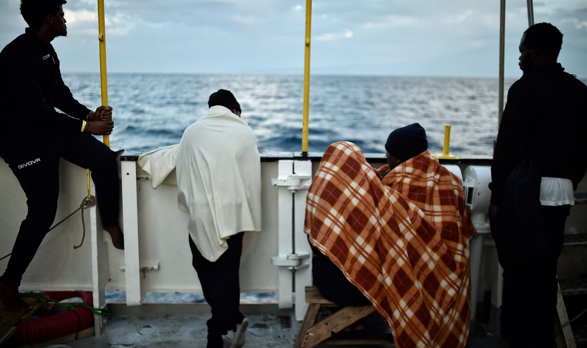 Päästetud migrandid jäid möödunud nädalal laevale Aquarius lõksu, sest Itaalia keeldus neid vastu võtmast. Foto on tehtud Sitsiilia ranniku lähistel.