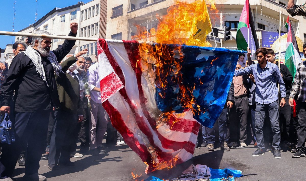 Iisraeli õhulöögis hukkunute matuste ajal sai demonstrantidelt oma osa ka USA lipp.
