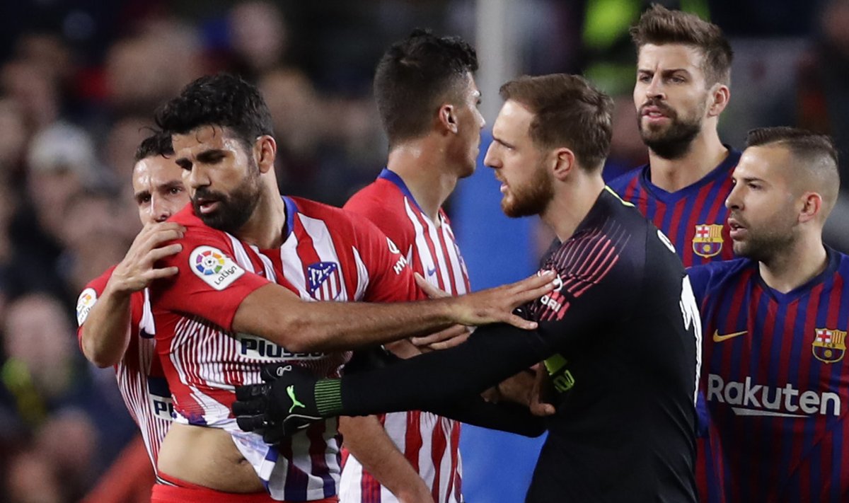 Madridi Atletico väravavaht Jan Oblak üritab meeskonnakaaslast Diego Costat maha rahustada.