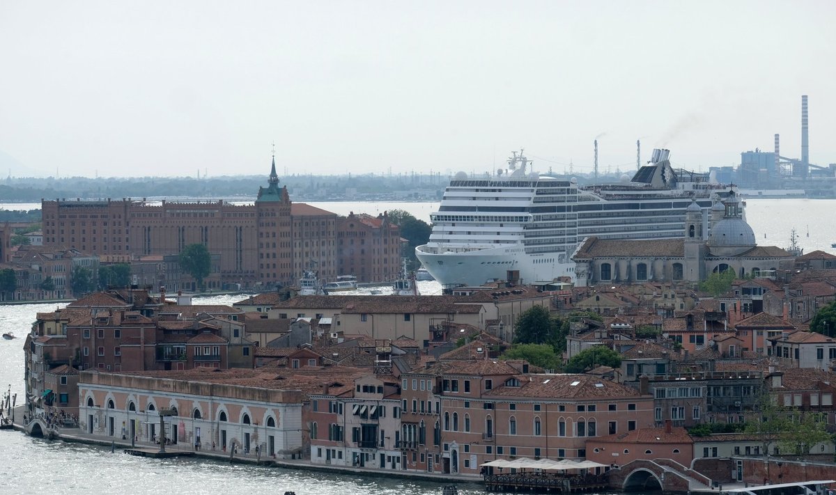 Kruiisilaev MSC Magnifica sisenemas mööda Giudecca kanalit Veneetsia vanalinna 2019. aasta suvel.