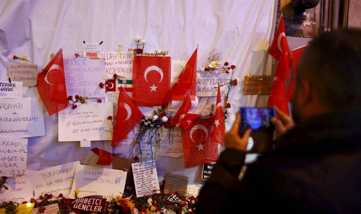 Laupäevase terroriakti ohvrite mälestuseks toodud järelehüüded Türgi lippude ja lillede vahel.