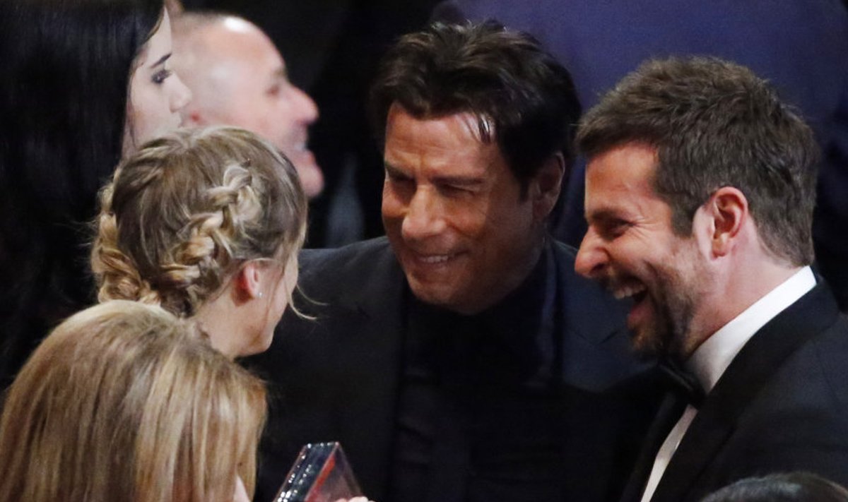 John Travolta Oscarite jagamisel