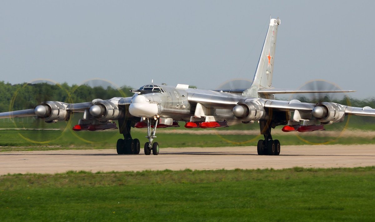 RAKETID TEELE: Vene pommituslennuk Tu-95MS koos Kh-101 tiibrakettidega õhku tõusmas.