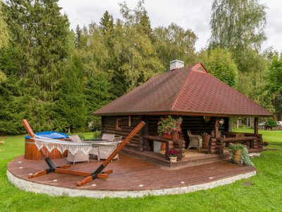 Laiaru-Alt talu palkidest saun ja selle ees olev suur terrass.