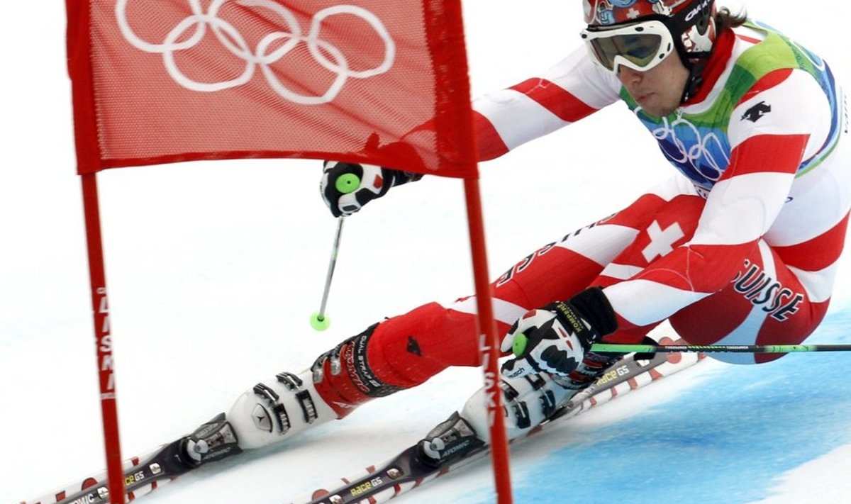 Switzerland's Carlo Janka passes a gate during the first run of the Men's giant slalom, at the Vancouver 2010 Olympics in Whistler, British Columbia, Canada, Tuesday, Feb. 23, 2010. (AP Photo/Luca Bruno) / SCANPIX Code: 436