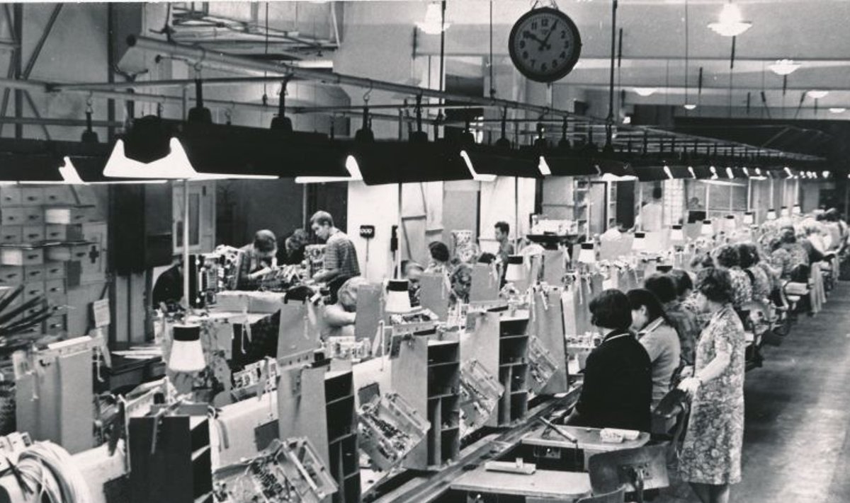 Radioolade "Estonia 4" monteerimise konveier Raadio-Elektroonika Tehases (toona Punane RET) 1966. aastal