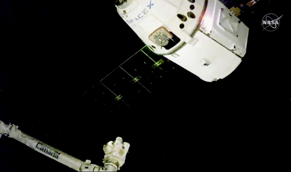 Head-paremat täis kapsel tuli ISS-ini juhtida robotkäe abil
