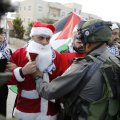 Палестинские Санта-Клаусы подрались с израильскими солдатами