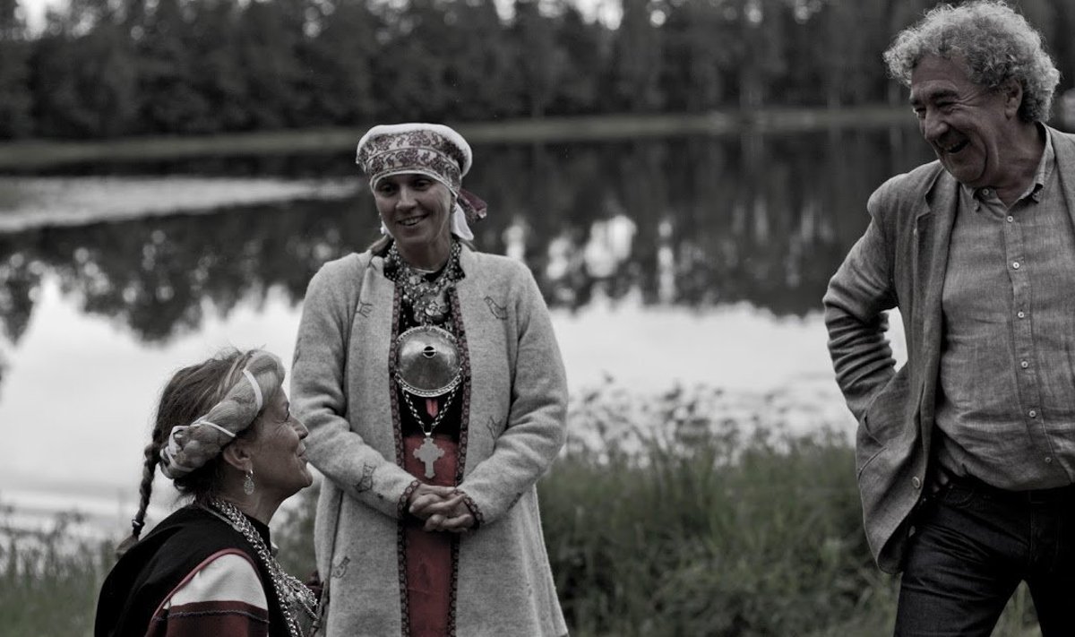 Värskas toimunud metsakontserdil sai näha, kuidas näitleja Anne Veesaar koos Seto leelokooriga esines.