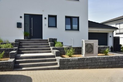 Õhk-vesi soojuspumbad kasutavad sooja tootmiseks välisõhku salvestunud soojusenergiat ja energiakandjaks siseruumis on vesi või antifriis.