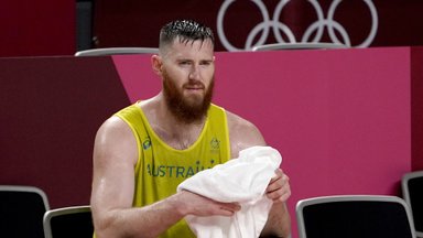 NBA meistriks tulnud Austraalia vägilane riputas ketsid varna