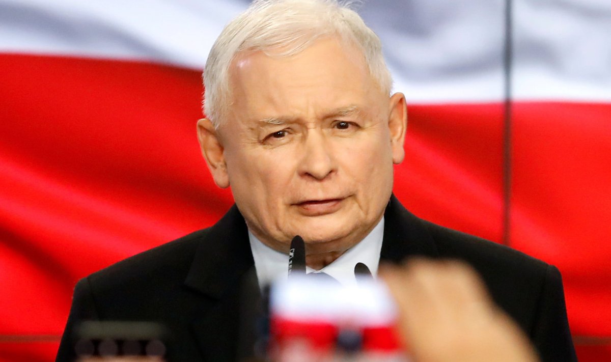Valimised võitnud Õiguse ja Õigluse juht Jarosław Kaczyński pärast lävepakuküsitluste tulemust kõnet pidamas.