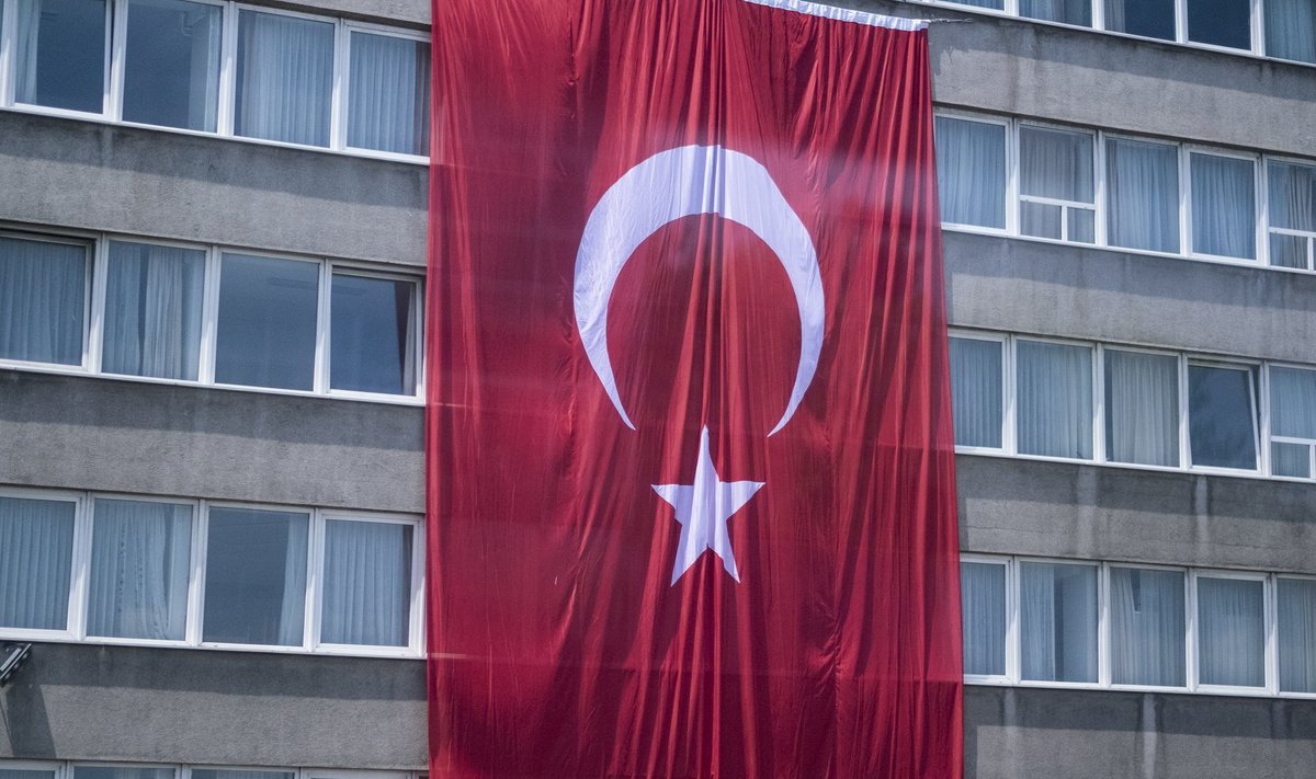 Hiiglaslik Türgi lipp Istanbulis maja seinal