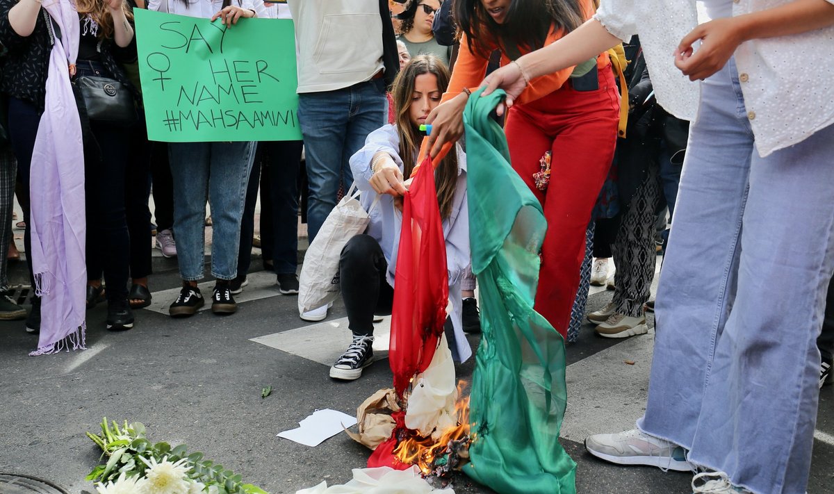 Protesteerijad Madridis Iraani saatkonna ees