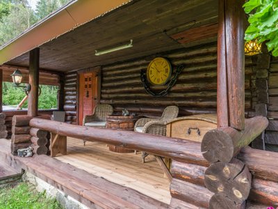 Sauna terrassil on lauaks vana kapsatünn, seinal sõbra kingitud veinitünni põhjast tehtud kell.