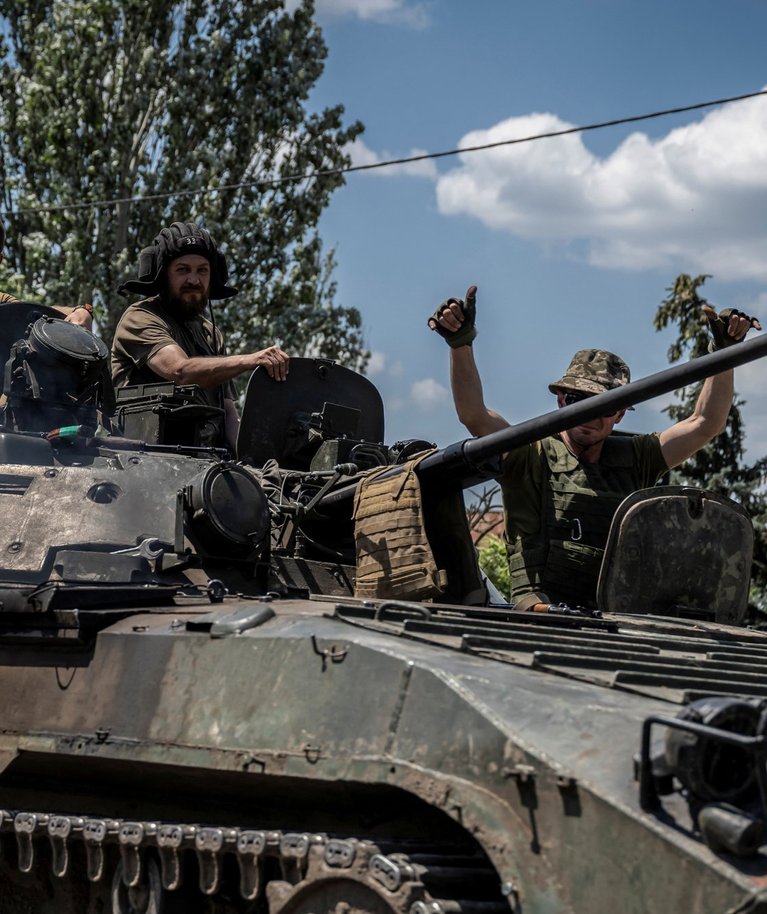 Ukraina sõjaväelased jalaväe lahingumasinaga BMP-1. Foto on tehtud tänavu 9. juunil Bahmuti lähedal.