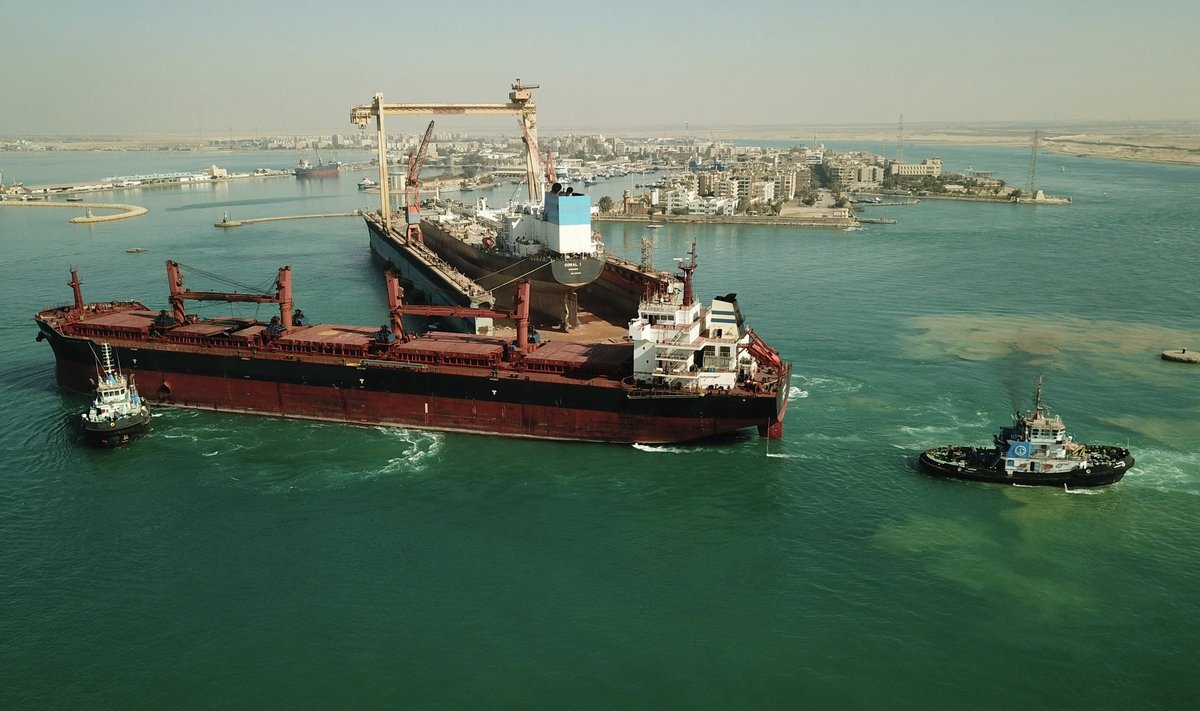 Греческий балкер Zografia чинится в Суэцком канале. В него попала хуситская ракета в южной части Красного моря 16 января
