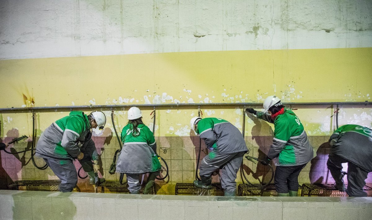 Estonia kaevanduse töötajad tööpäeva lõpus jalatseid puhastamas.