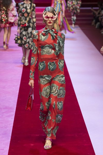Rohelise ja punase võrratu kooslus Dolce &amp; Gabbana tänavuses kevad- ja suvekollektsioonis. Kapsapeadega pükstükki on mõnus kanda nii argipäeval kui ka stiletodega õhtusel kokteilipeol.