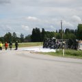 FOTOD: Pärnu lähedal sõitis kütuseveok teelt välja, liiklus on ümber suunatud