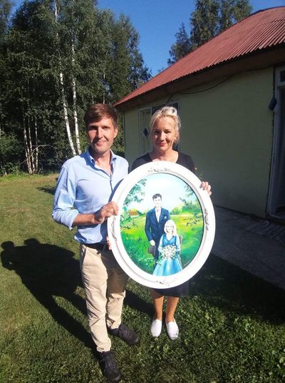 Eeva ja Martin Helme oma Pärnumaa maakodu ees.