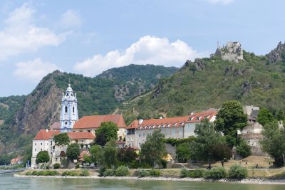Illustreeriv pilt koos Austria külaga Wachau, mida läbib Doonau jõgi.