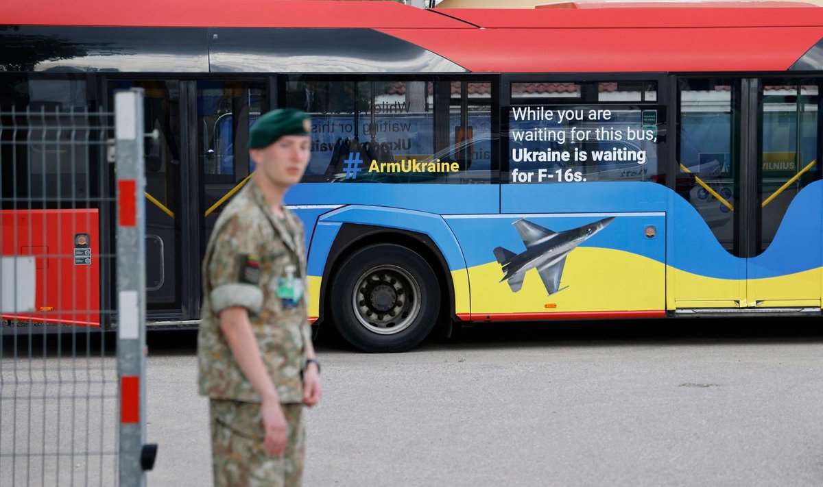 Reklaam Vilniuse ühissõidukitel kutsub üles Ukrainat kiiremini relvastama.