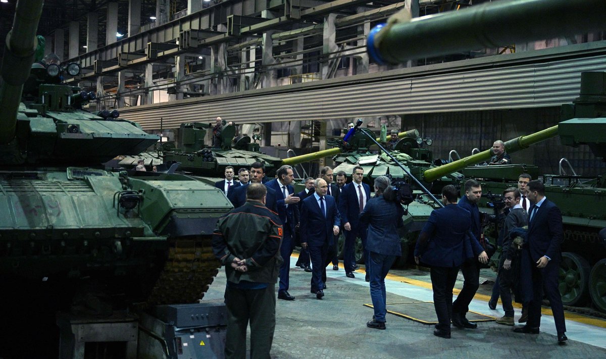 DIKTAATOR TUVUB TOODANGUGA: Veebruaris külastas Vladimir Putin Venemaa peamise tankitootja Uralvagonzavodi  tehast.