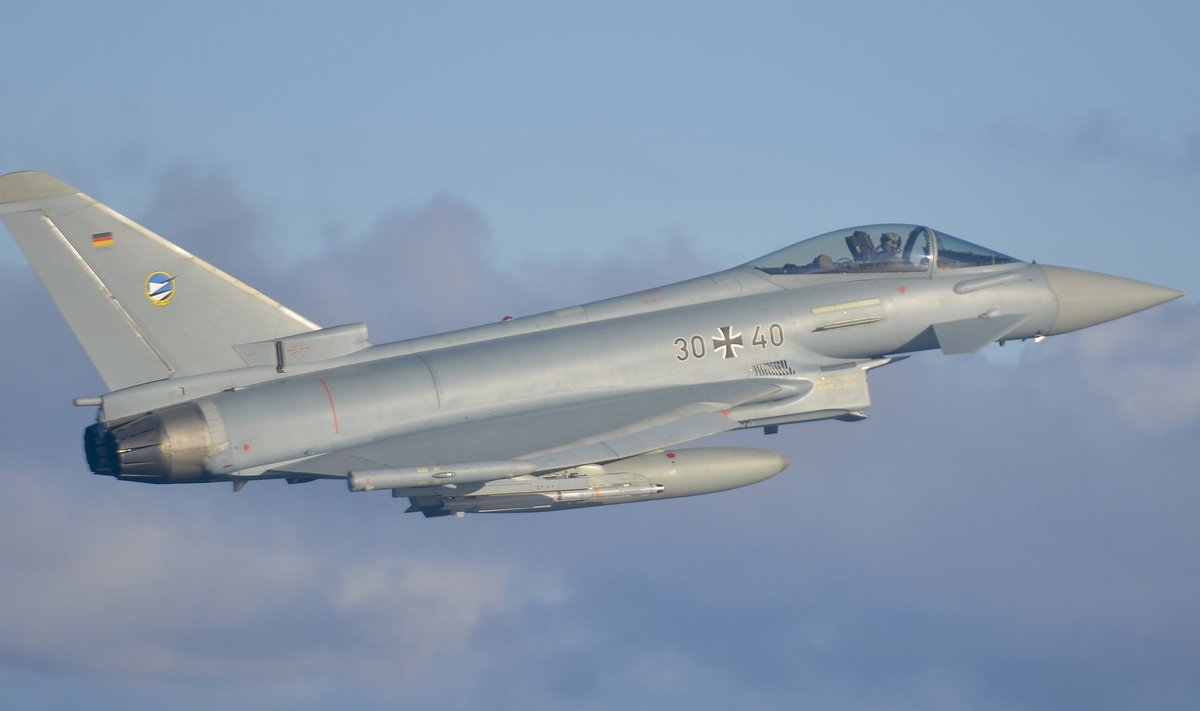 Paraadil osalevad ka kaks hävitajat Eurofighter.