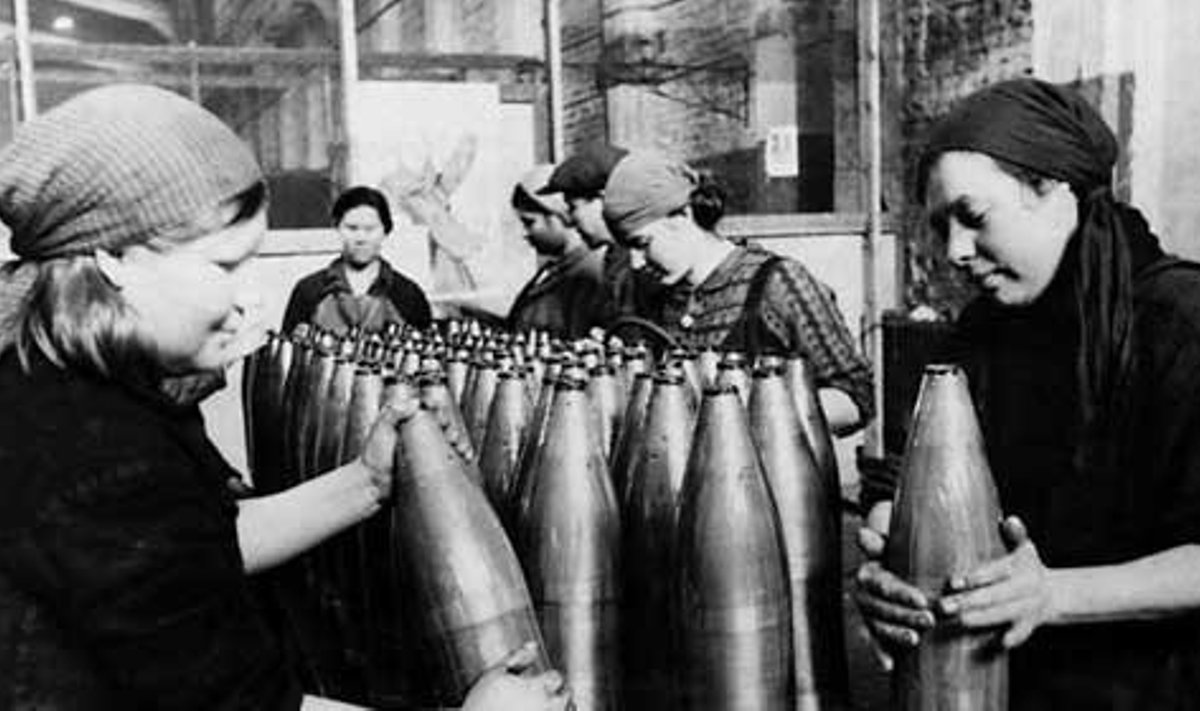 Sõja “helgem” pool: 1942. aastal oli Nõukogude Liidu majandusel hoog sees. Pildil määrivad töötajad vabrikus laskemoona määrdeõliga. (Hulton-Deutsch Collection / Corbis)