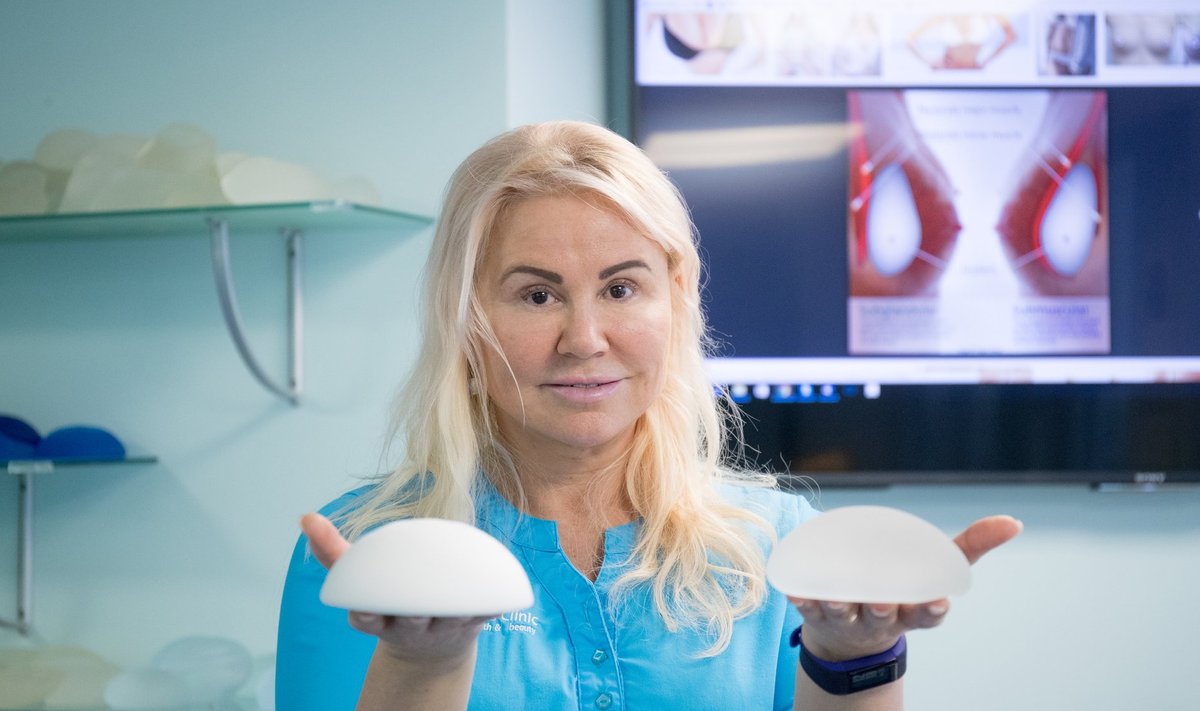 Christinas Clinicu juhataja Brit-Carmen Norlan näitab kaht erinevat rinnaimplantaati: vasakul vana põlvkonna lumivalge kestaga silikoonpadi ja paremal nanotehnoloogiline pinnakattega uue põlvkonna oma.