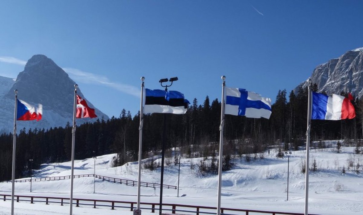 MK-etapil osalevate riikide lipud Canmore'is.