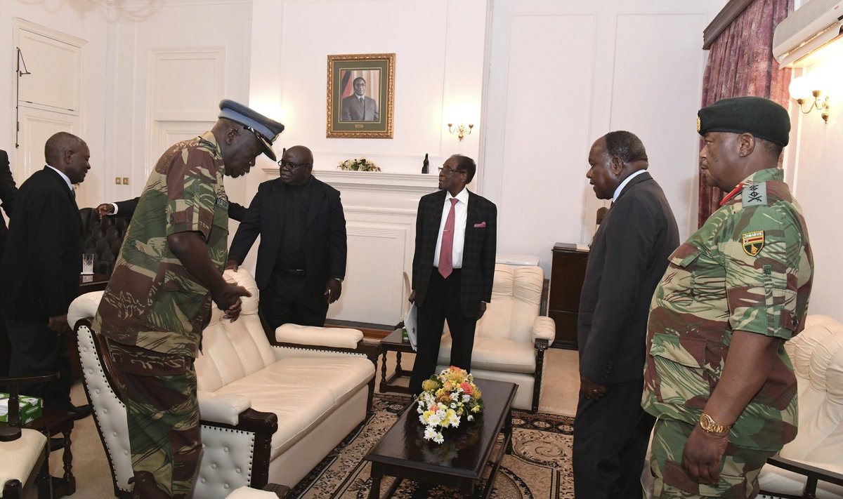 Robert Mugabe (keskel) pühapäeval koos kindralitega presidendipalees