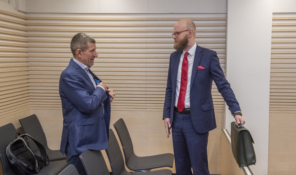 SELJAKOTI JA PORTFELLIGA: Tallinna Sadama endine juht Ain Kaljurand ja advokaat Paul Keres täna Harju maakohtus.