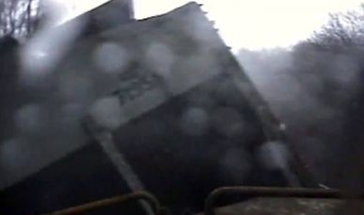 Tornaado kihutas teele jäänud rongi tammilt maha