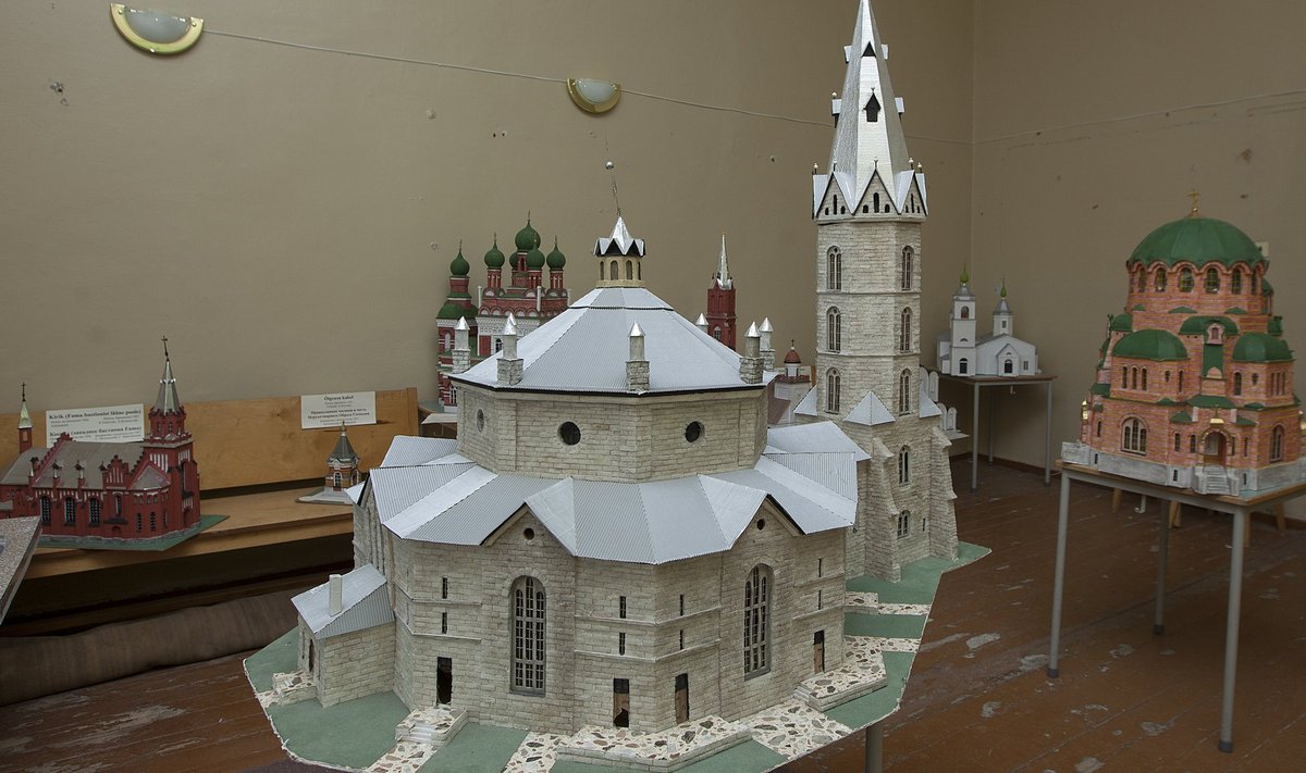 Narva ja selle ümbruse kirikute maketid ootavad Narva raekojas oma saatust ehk sobilikku ja üldsusele avatud eksponeerimisruumi.
