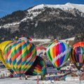 ФОТО | Воздушные шары над заснеженными горами. В Швейцарии проходит уникальный зимний фестиваль 