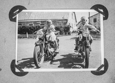 Rein Vare õde Viiviga mootorratastel enne sõda ja küüditamist