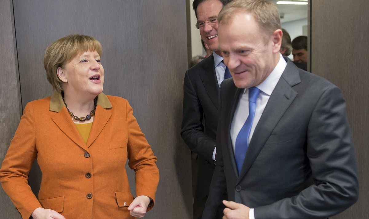 Saksamaa kantsler Angela Merkel, Hollandi peaminister Mark Rutte (taustal) ja Ülemkogu president Donald Tusk (paremal) tegid kaamerate ees enne kohtumist pingutatult lõbusaid nägusid. Tegelikkuses olid Merkel ja Rutte Tuski seljataga Türgiga diilitanud. Tusk oli omakorda naiivselt lootnud EL-i juhtide ette panna lepingu, millega Türgile midagi uut ei antud.