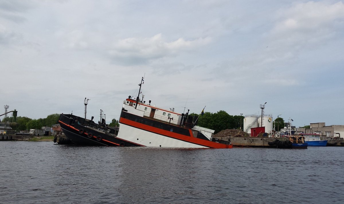 Pärnu sadamas upub laev