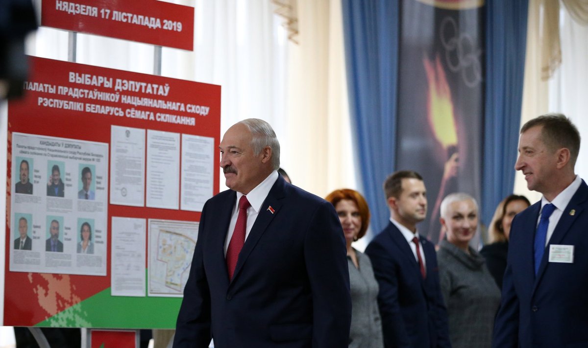 Valgevene president Aljaksandr Lukašenka andis eile oma hääle valimisjaoskonnas, mis oli avatud Minskis Valgevene riiklikus kehakultuuri ülikoolis.