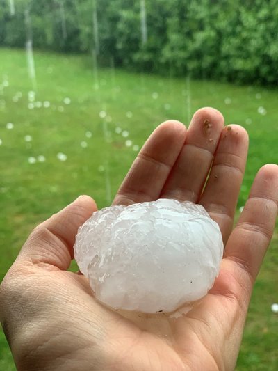 Üks suuremaid pildile jäänud raheterasid, mis esmaspäeval Sõrves maha sadas.