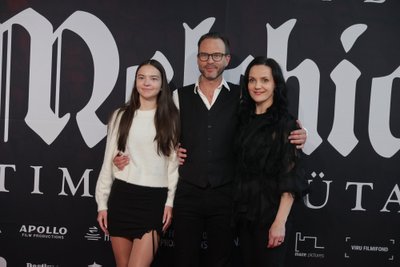 NÄITLEJA ALO KÕRVE kõigis kolmes Melchiori filmis koomilise kohtuhärra Dorni rollis on pannud publiku naerma ja hirmu tundma. Filmi viimases osas teeb rolli ka Alo abikaasa Hele Kõrve. Esilinastuse melu vanemate seltsis nautis paari vanem tütar Kirsi.