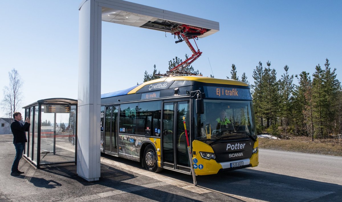 Scania elektribuss laeb akusid Östersundi linnaliini lõpp-peatuse pantograafi kaudu, mis annab kolmeminutilise seisuajaga juurde kümmekond kilomeetrit sõidumaad.