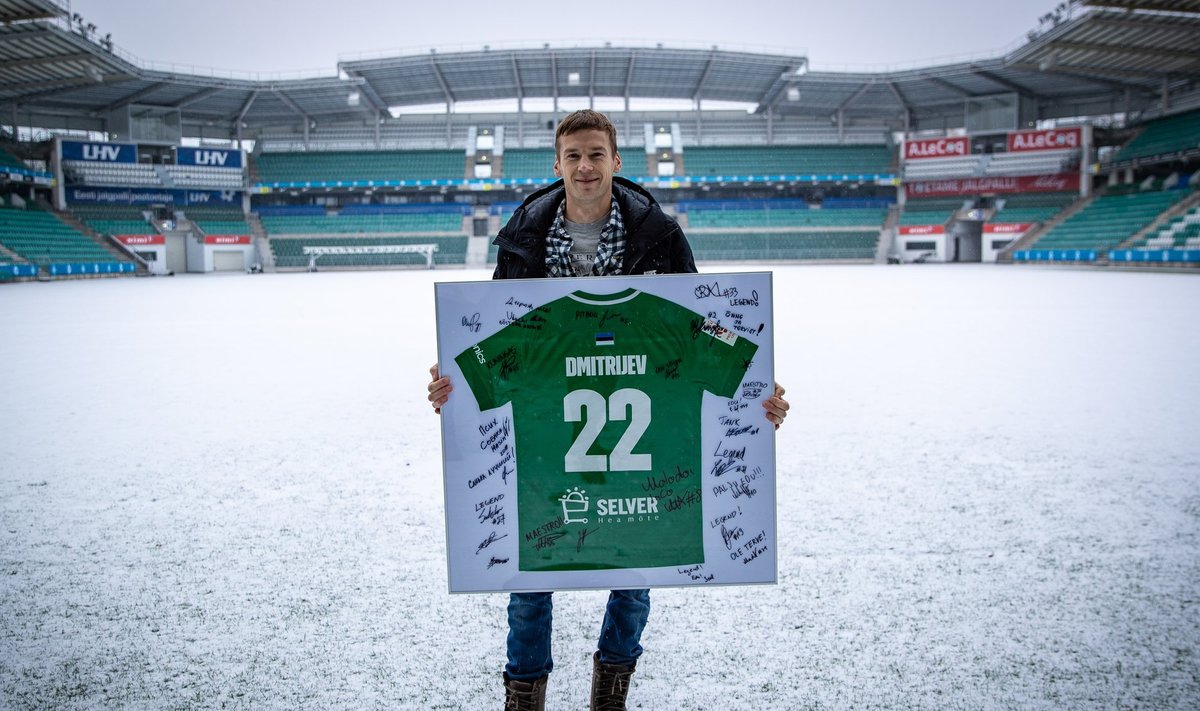 Aleksandr Dmitrijevile kingiti karjääri lõpetamise puhul FC Flora mängusärk koos kaaslate autogrammidega.