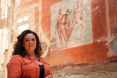 Bettany uurib Herculaneumi Collegium Augustaliumi hoonet, taustal seal säilinud fresko