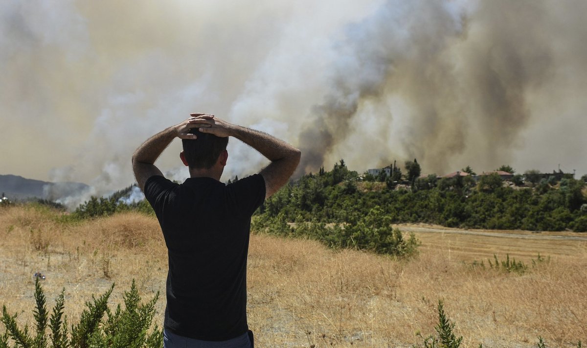 Mees jälgimas tulekahju Antalyas Manavgati linnas