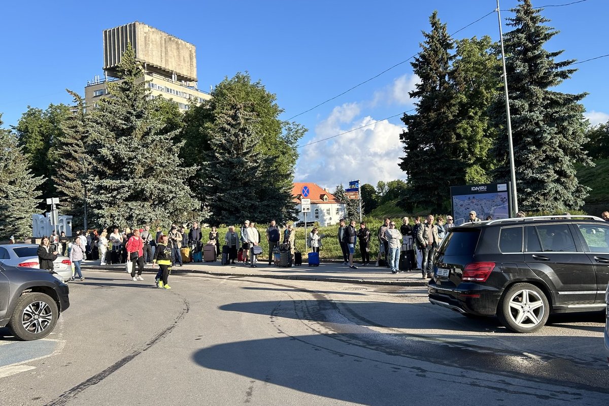 Осторожно, эвакуация машин! На Петровской площади в Нарве будут убирать  машины - Delfi RUS