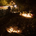DELFI FOTOD: Leinajad on hukkunud Viimsi koolipoiste mälestuseks süüdanud sajad küünlad